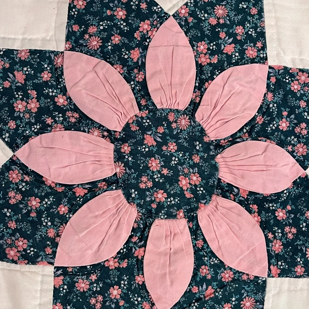 Beautiful quilt made by the Amish in Pennsylvania. In mint condition. QUEEN SIZE - Picture 8 of 9